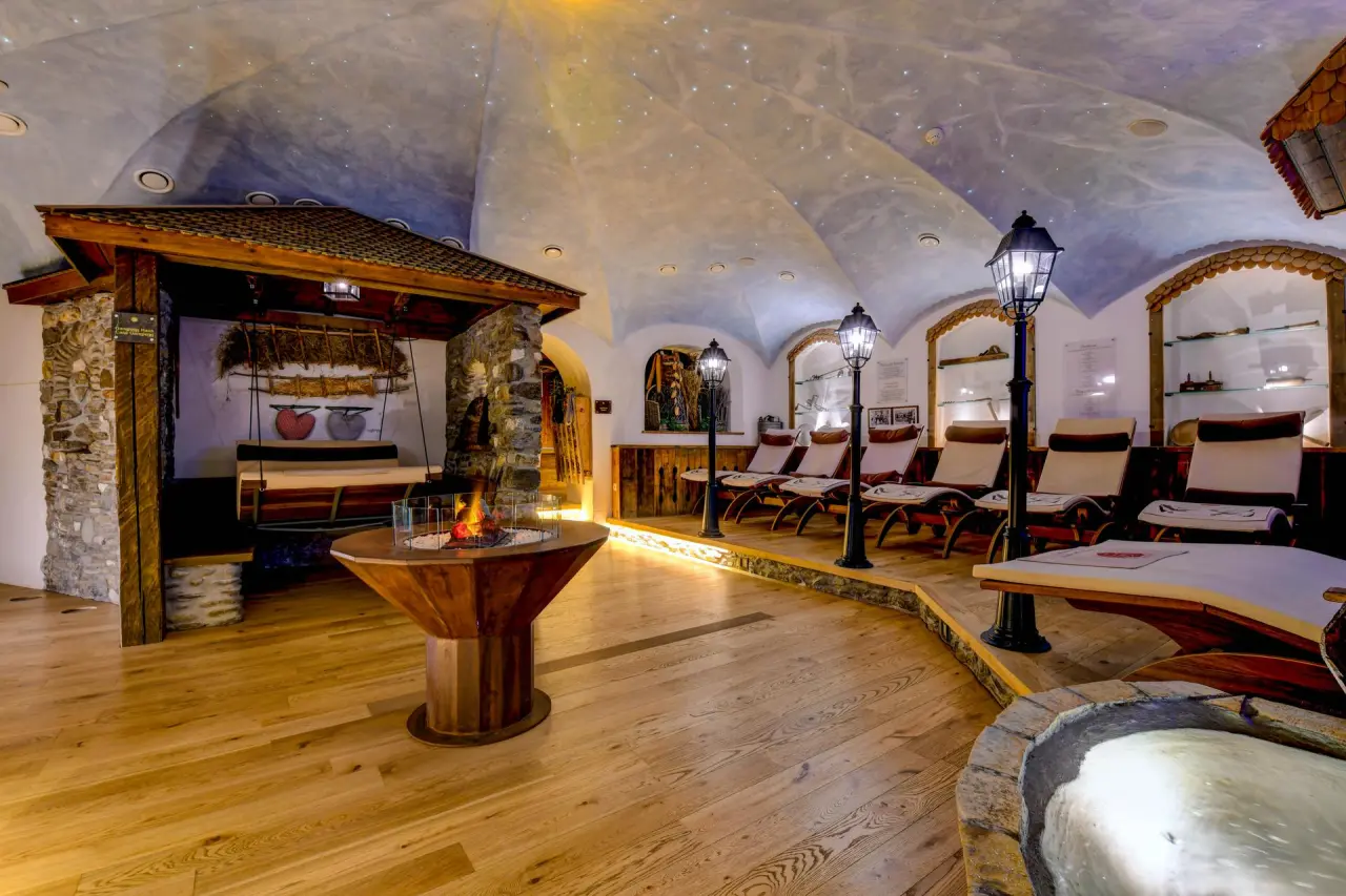 Hotel Engel in Mals – Gemütlicher Spa-Ruhebereich mit Kamin und Sternenhimmel | Wellnesshotel Südtirol