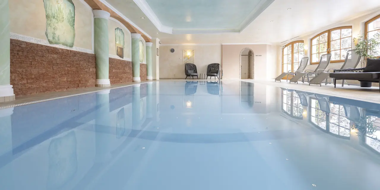 Aktiv- & Vitalhotel Bergcristall in Neustift im Stubaital – Großzügiger Innenpool mit Liegebereich | Wellnesshotel Stubaital
