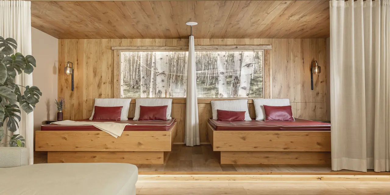 Aktiv- & Vitalhotel Bergcristall in Neustift im Stubaital – Ruheraum mit bequemen Liegen und Waldblick | Wellnesshotel Stubaital