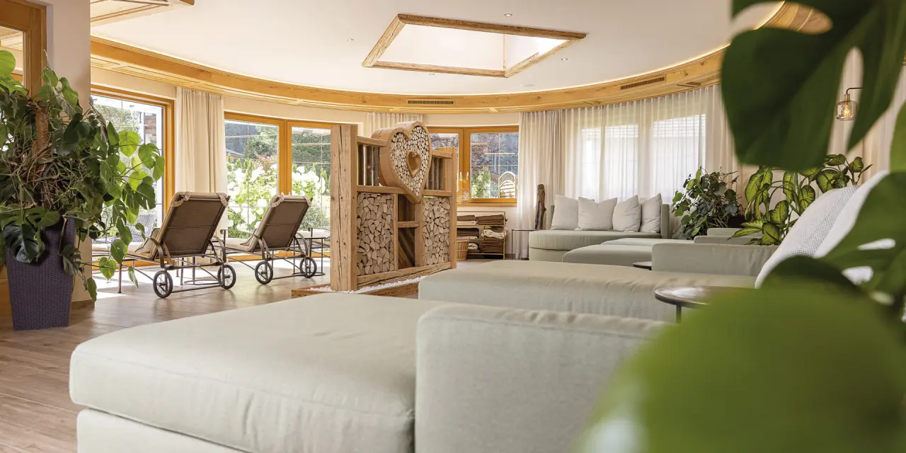 Aktiv- & Vitalhotel Bergcristall in Neustift im Stubaital – Heller Ruheraum mit bequemen Sofas und Gartenblick | Wellnesshotel Stubaital