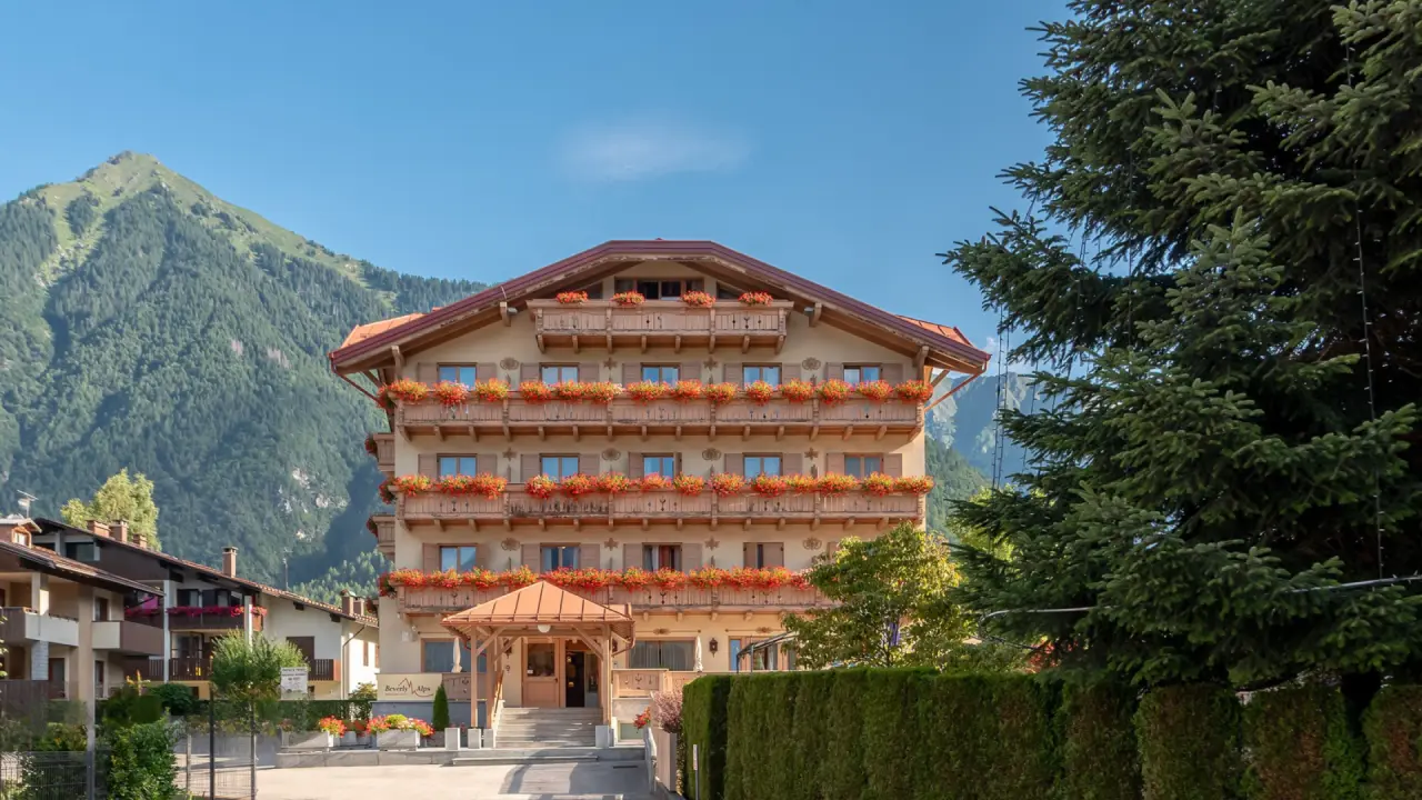 Beverly Alps Hotel & Spa in Pinzolo – Traditionelles Hotelgebäude mit Alpenpanorama | Wellnesshotel Trentino