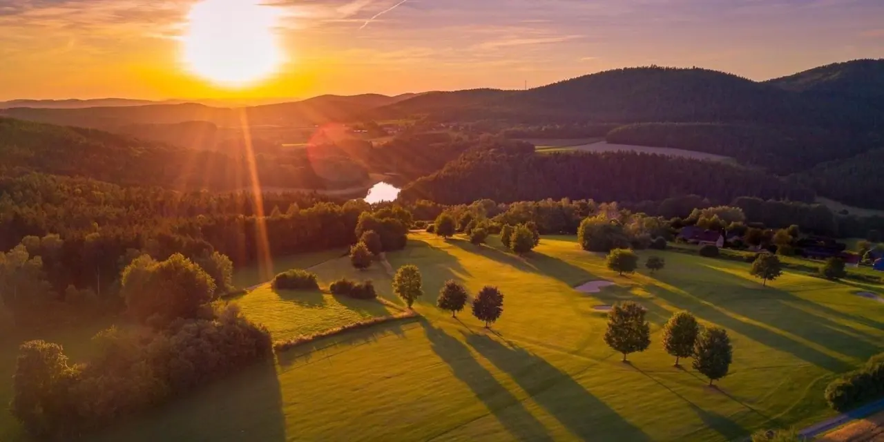 Hotel Wutzschleife in Rötz – Malerische Landschaft bei Sonnenuntergang mit Golfplatz | Wellnesshotel Oberpfalz