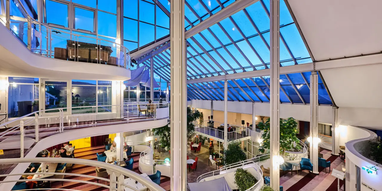 Hotel Wutzschleife in Rötz – Helles Atrium mit Glasdach und Sitzbereichen | Wellnesshotel Oberpfalz