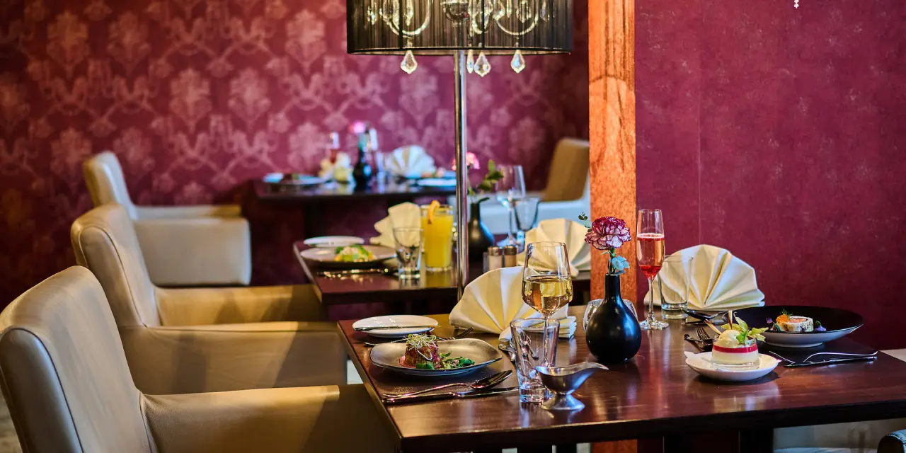 Hotel Wutzschleife in Rötz – Elegant gedeckter Tisch im Hotelrestaurant | Wellnesshotel Oberpfalz