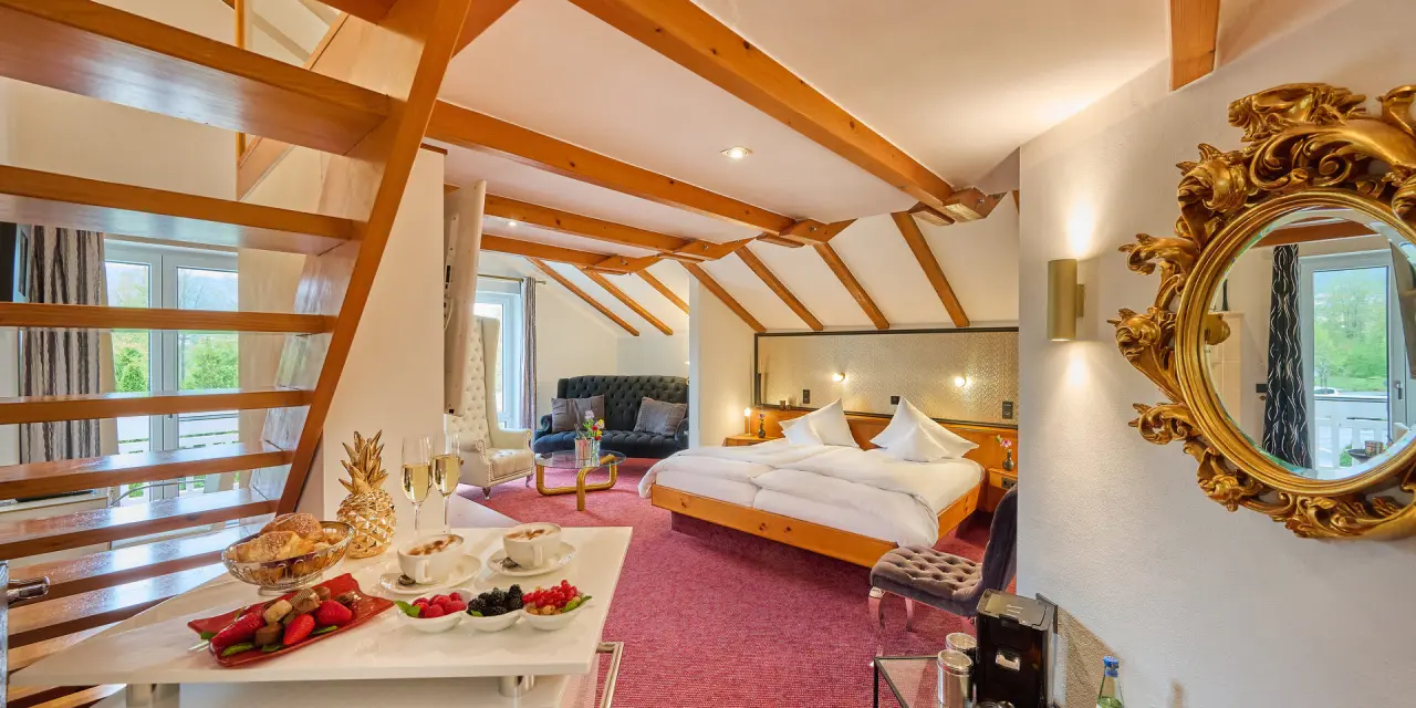 Hotel Wutzschleife in Rötz – Komfortables Hotelzimmer mit Holzbalken und Obst | Wellnesshotel Oberpfalz