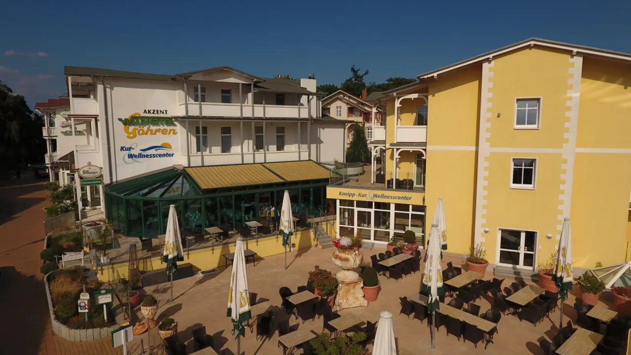 AKZENT Waldhotel SPA Rügen in Ostseebad Göhren – Außenansicht mit Terrasse | Wellnesshotel Rügen