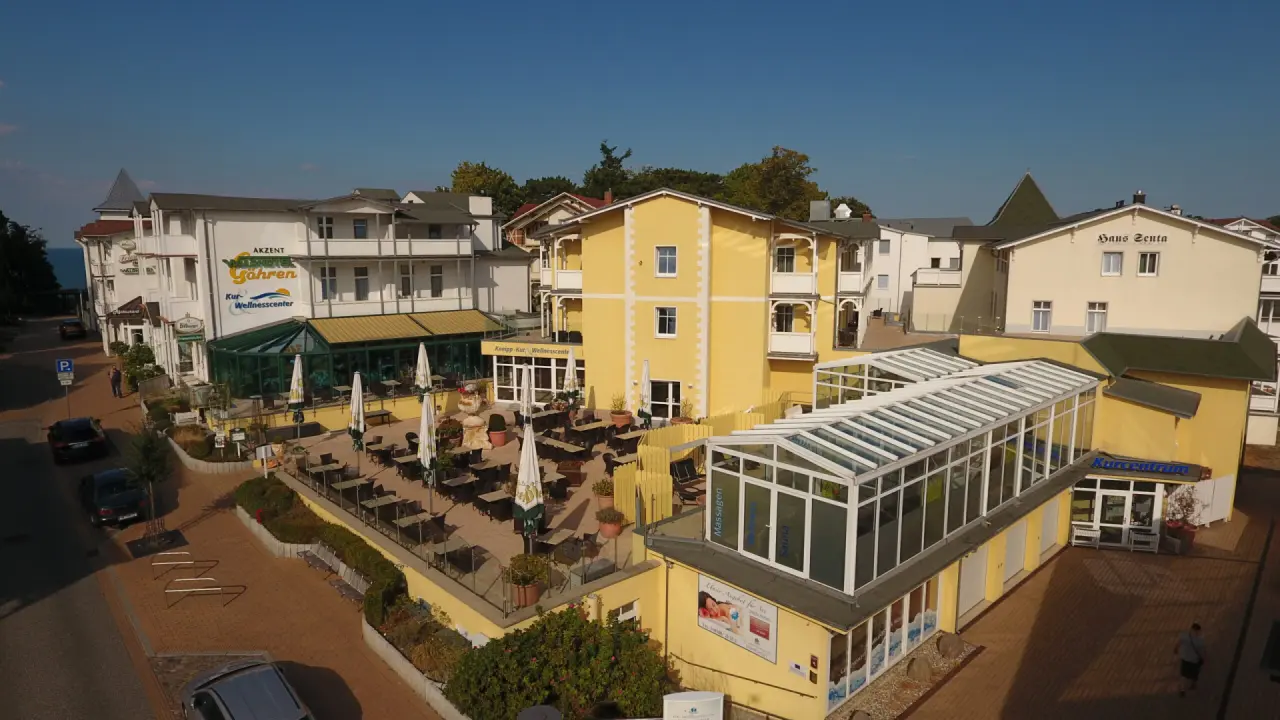 AKZENT Waldhotel SPA Rügen in Ostseebad Göhren – Hotelkomplex mit Außenbereich | Wellnesshotel Rügen