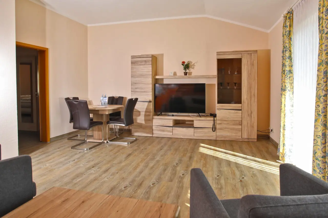AKZENT Waldhotel SPA Rügen in Ostseebad Göhren – Geräumiges Hotelapartment mit Essbereich | Wellnesshotel Rügen