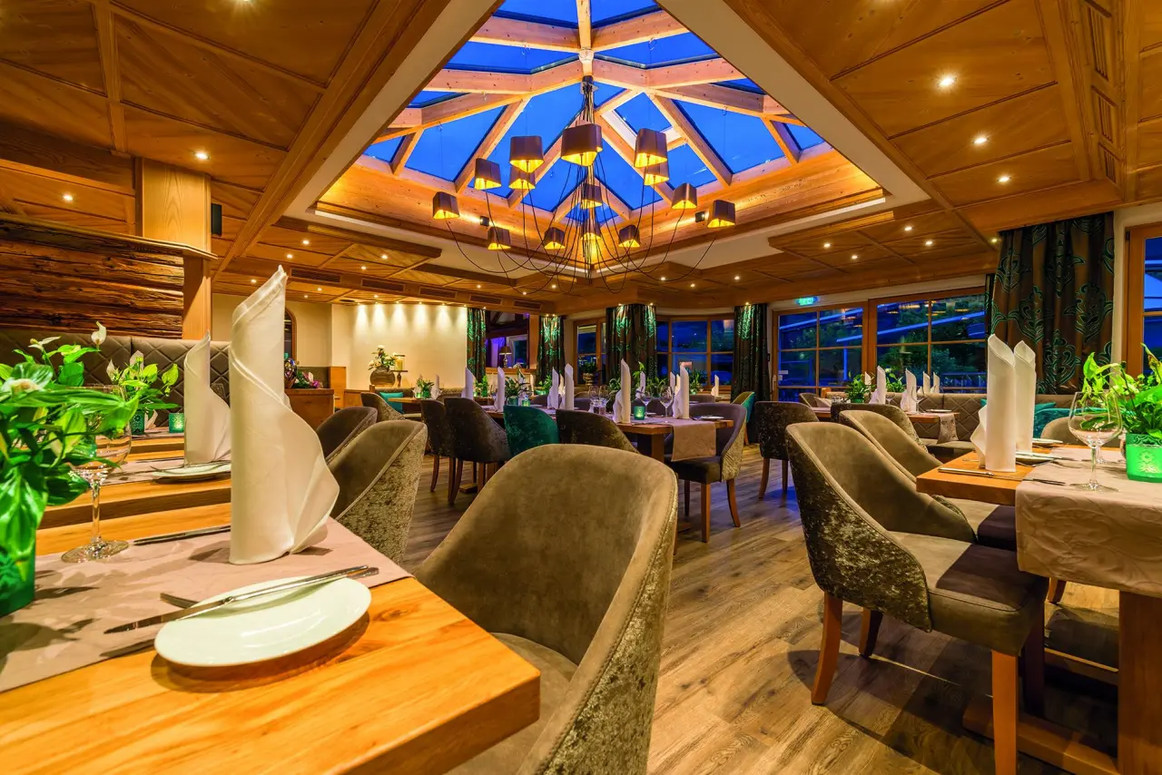 Hotel Berwanger Hof in Obermaiselstein – Elegantes Restaurant mit Holzelementen und Ausblick | Wellnesshotel Allgäu