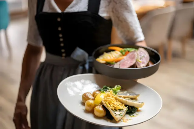 Hotel Berwanger Hof in Obermaiselstein – Servierte Speisen im Restaurant | Wellnesshotel Allgäu