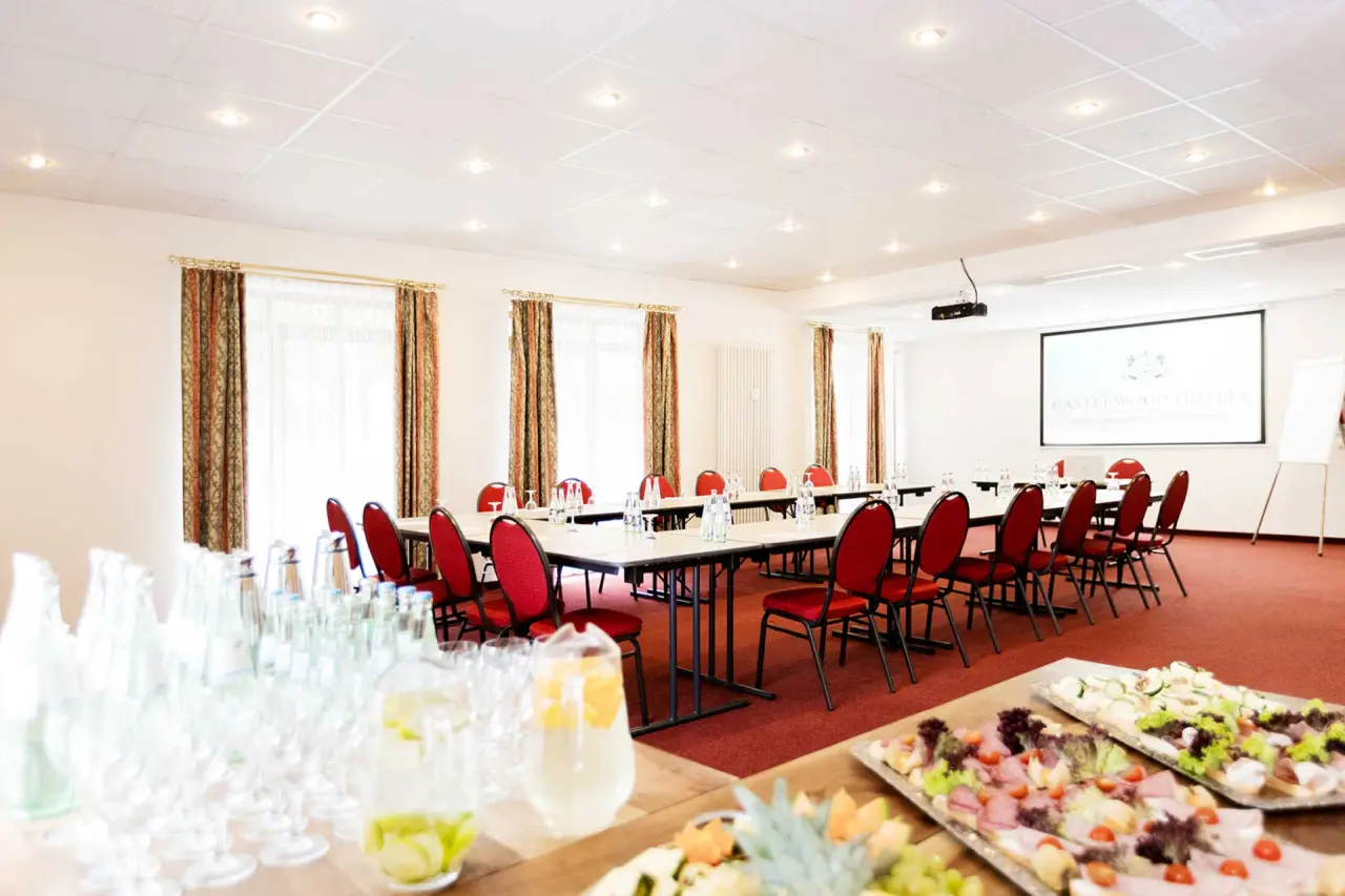 Hotel Ahornhof in Lindberg – Konferenzraum mit U-förmiger Bestuhlung und Beamer | Wellnesshotel Bayerischer Wald