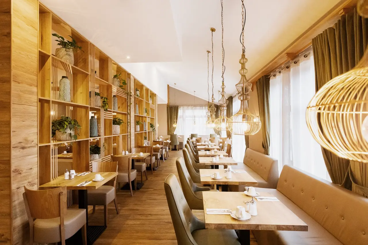 Hotel Ahornhof in Lindberg – Helles Restaurant mit Holzelementen und gemütlichen Sitzbereichen | Wellnesshotel Bayerischer Wald