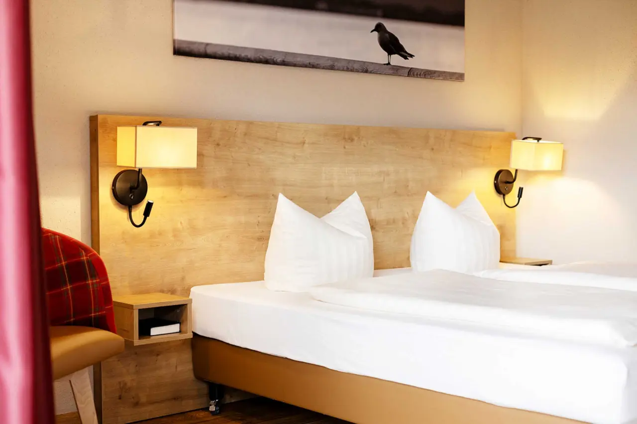 Hotel Ahornhof in Lindberg – Komfortables Doppelzimmer mit Holzkopfteil und Leselampen | Wellnesshotel Bayerischer Wald