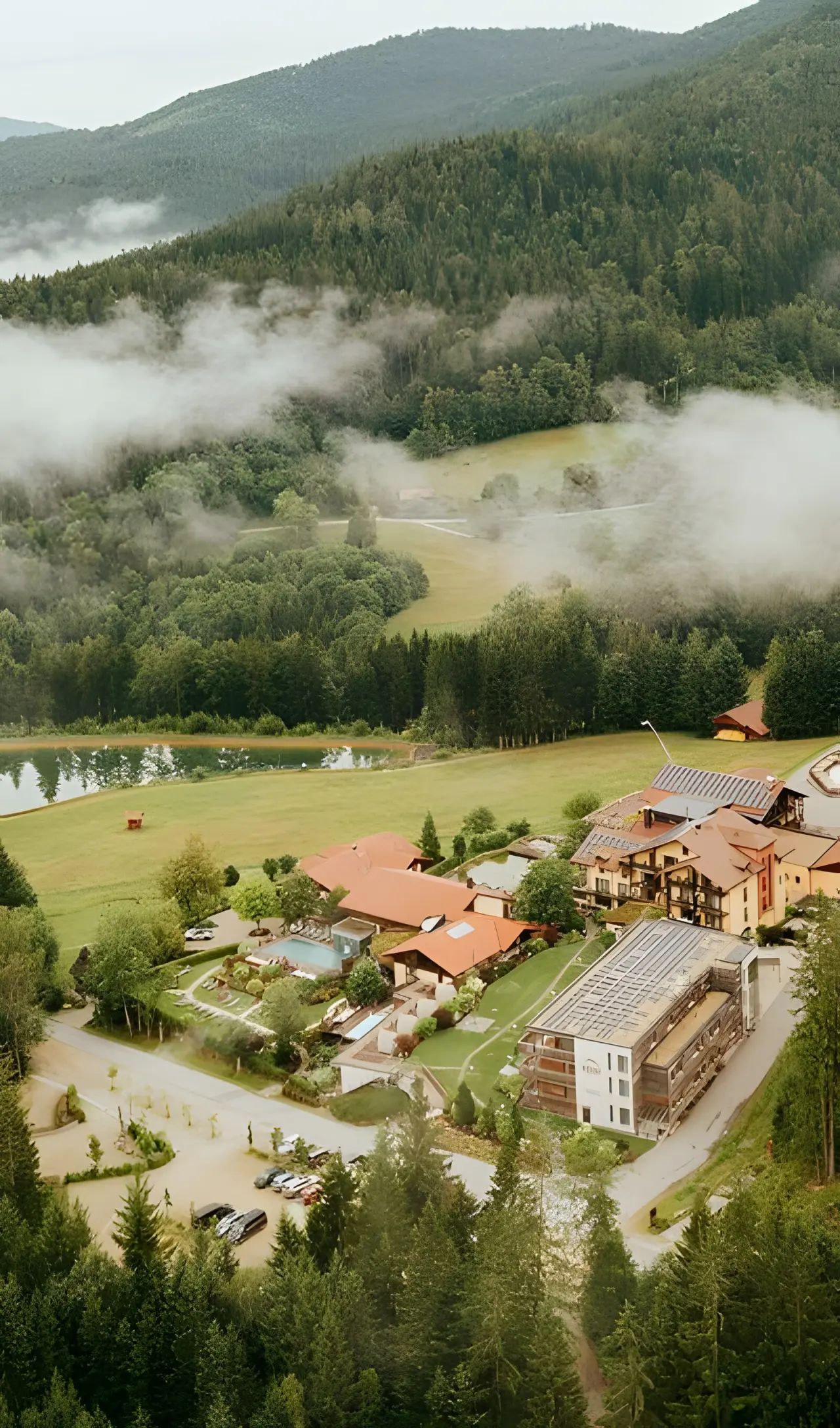 Wellnesshotel Riedlberg in Drachselsried – Luftbild des Hotels inmitten der Natur | Wellnesshotel Bayerischer Wald