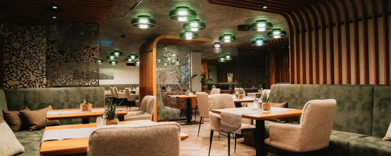Wellnesshotel Riedlberg in Drachselsried – Modernes Restaurant mit gemütlichen Sitzbereichen | Wellnesshotel Bayerischer Wald