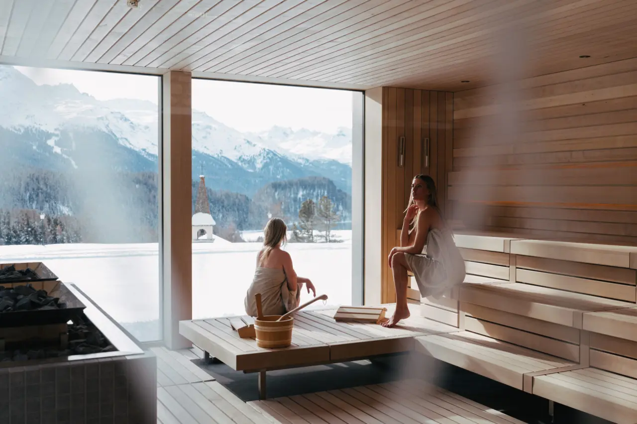 Suvretta House in St. Moritz – Panorama-Sauna mit Blick auf die verschneiten Berge | Wellnesshotel Graubünden