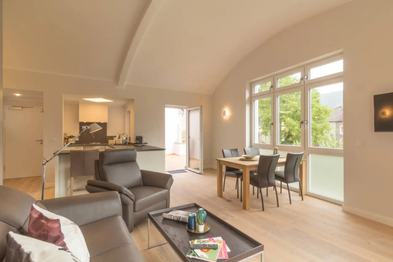 Romantik Jugendstilhotel Bellevue in Traben-Trarbach – Geräumiger Wohn- und Essbereich | Wellnesshotel Mosel