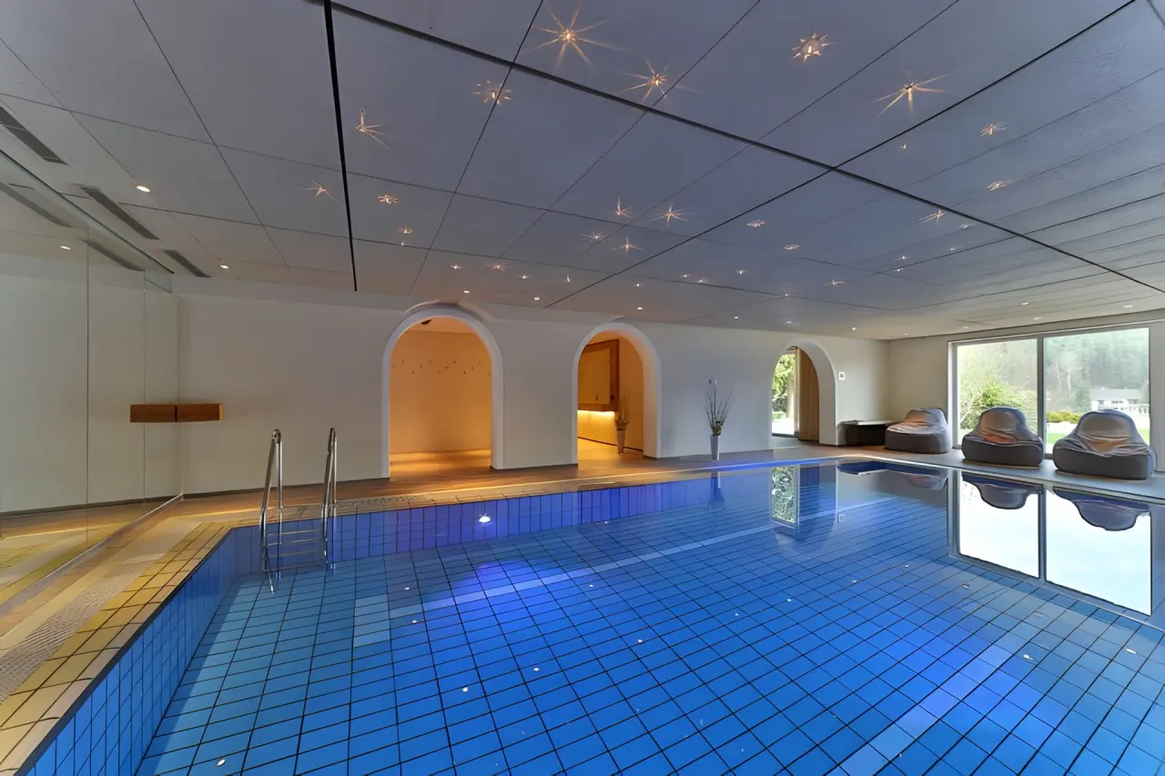 Zedernhof Gesundheits- und Wellnesshotel in Stamsried – Großzügiger Innenpool mit Liegebereich | Wellnesshotel Oberpfalz