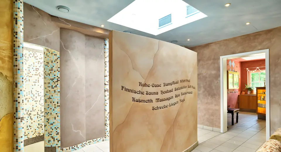 Zedernhof Gesundheits- und Wellnesshotel in Stamsried – Eingangsbereich zum Spa mit Anwendungsübersicht | Wellnesshotel Oberpfalz