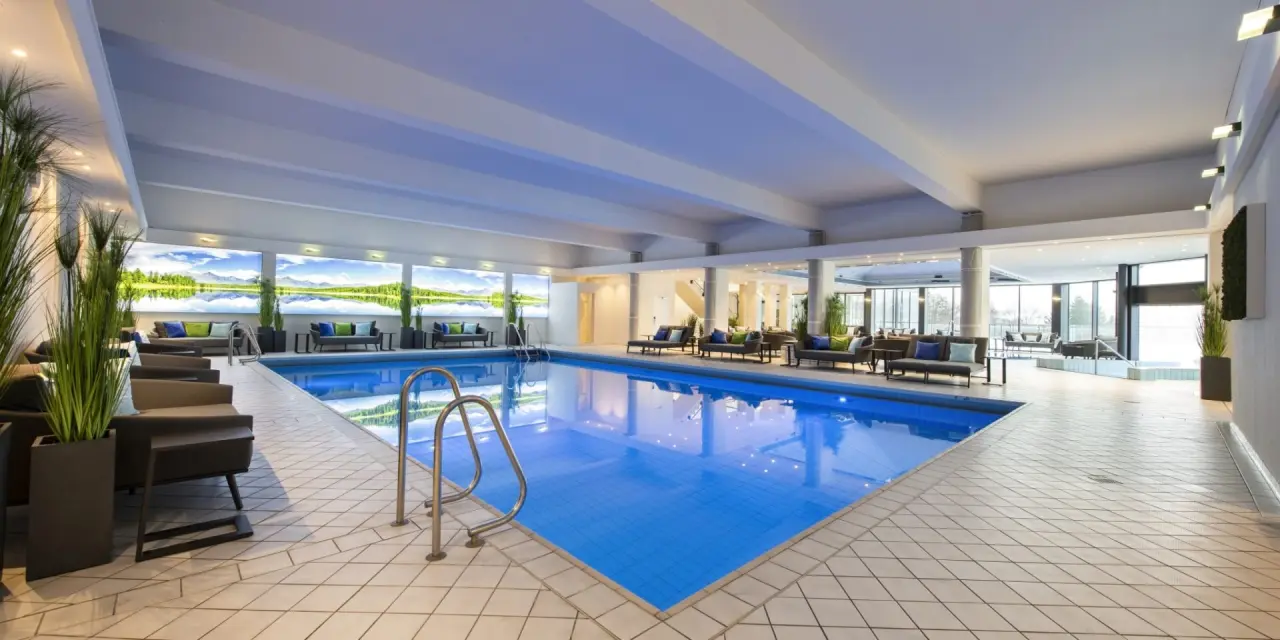 Hotel Sonnenhof in Lam – Grosszügiger Innenpoolbereich mit Liegemöglichkeiten | Wellnesshotel Bayerischer Wald