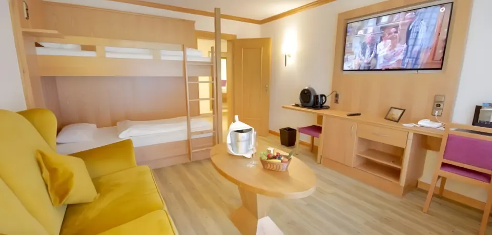 Hotel Sonnenhof in Lam – Familienzimmer mit Etagenbett und gemütlicher Sitzecke | Wellnesshotel Bayerischer Wald