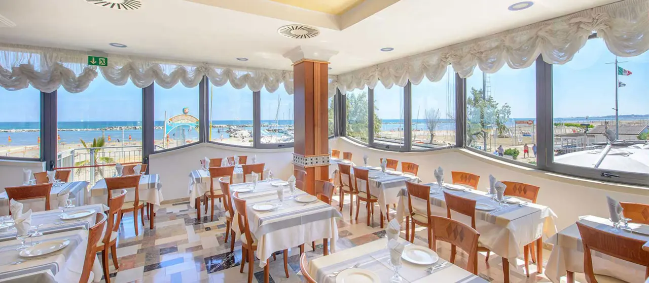 Hotel Zeus in Rimini – Helles Restaurant mit Panoramablick auf das Meer | Wellnesshotel Adria