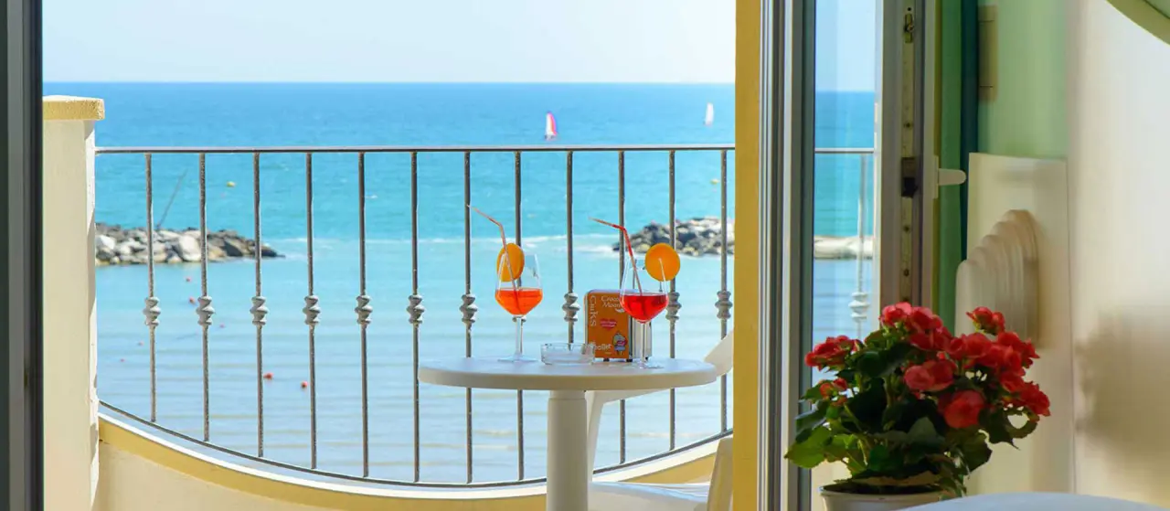 Hotel Zeus in Rimini – Erfrischende Getränke auf dem Balkon mit Meerblick | Wellnesshotel Adria