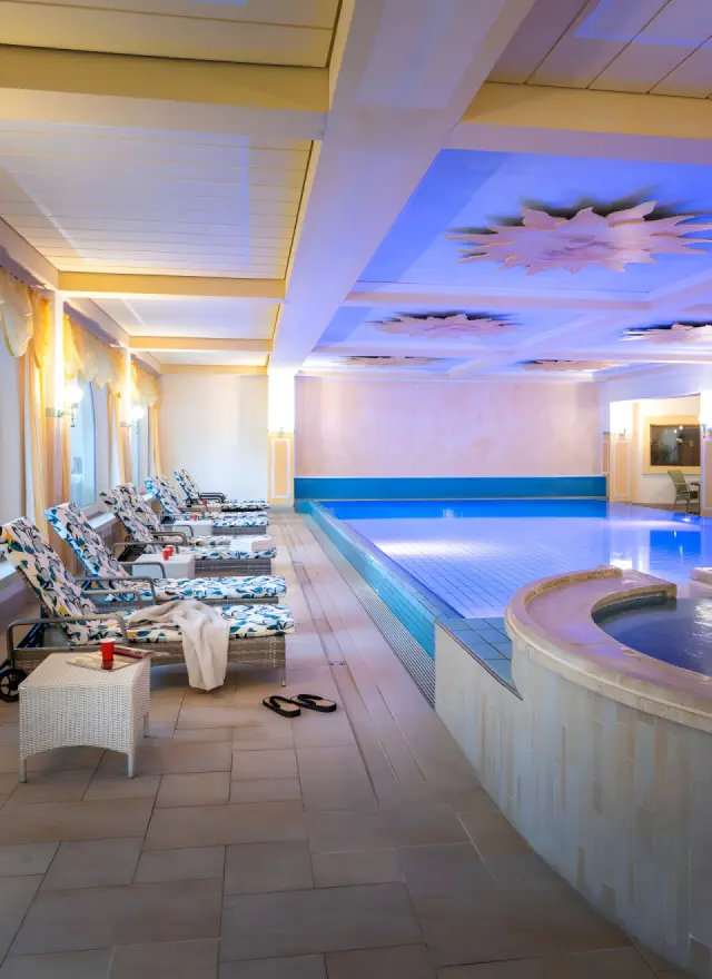 Ringhotel Krone Schnetzenhausen in Friedrichshafen – Innenpool mit Whirlpool und bequemen Liegen | Wellnesshotel Bodensee