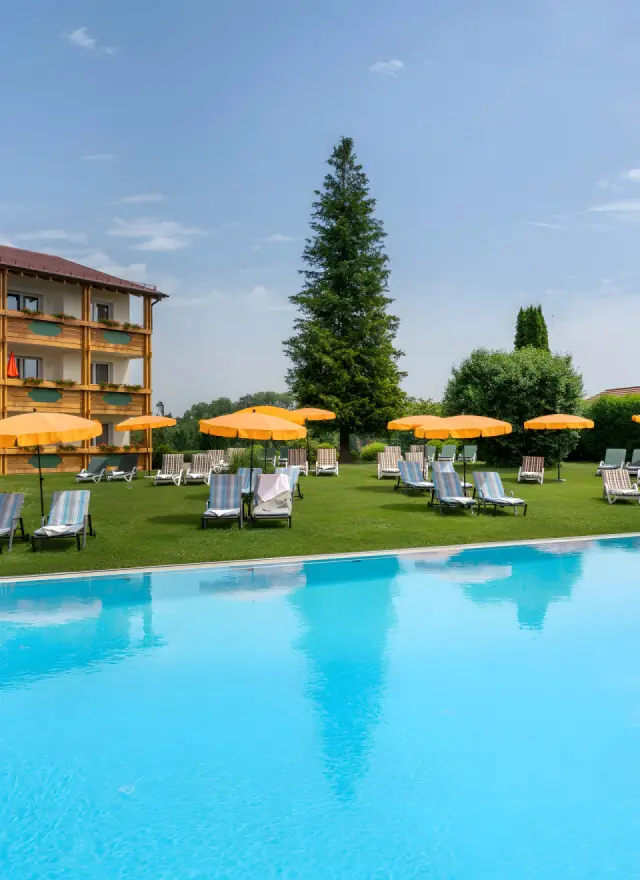 Ringhotel Krone Schnetzenhausen in Friedrichshafen – Außenpool mit Liegewiese und Sonnenschirmen | Wellnesshotel Bodensee