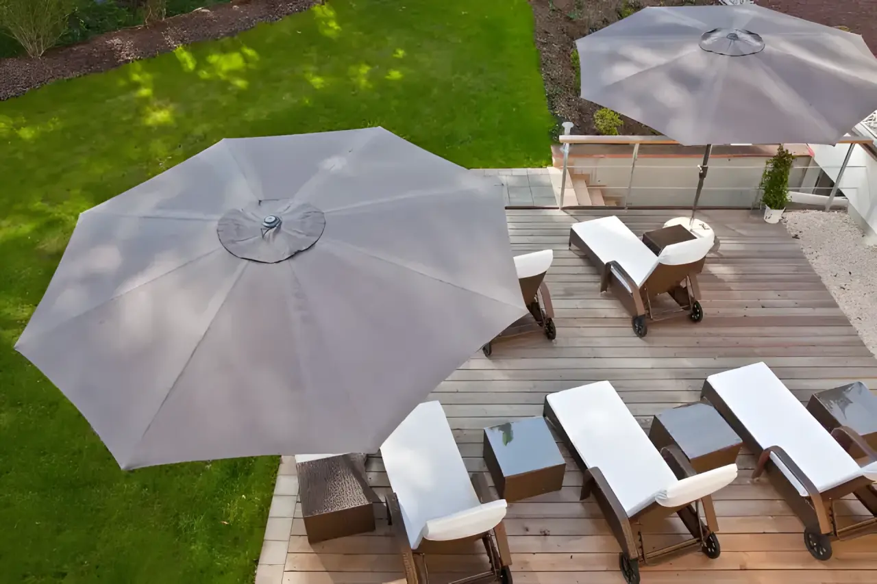 Vitalhotel Sonneck in Bad Wörishofen – Sonnenterrasse mit Liegestühlen und Sonnenschirmen | Wellnesshotel Allgäu