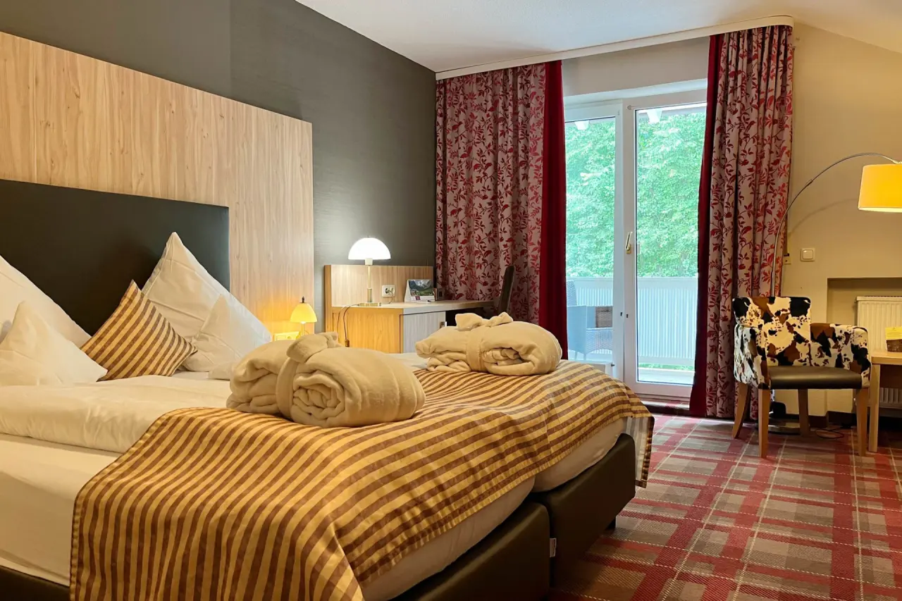 Vitalhotel Sonneck in Bad Wörishofen – Komfortables Doppelzimmer mit Bademänteln und Balkon | Wellnesshotel Allgäu