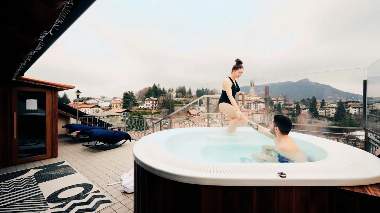 T'Ami Hotel Resort Spa in Selvino – Paar im Outdoor-Whirlpool mit Bergblick | Wellnesshotel Lombardei