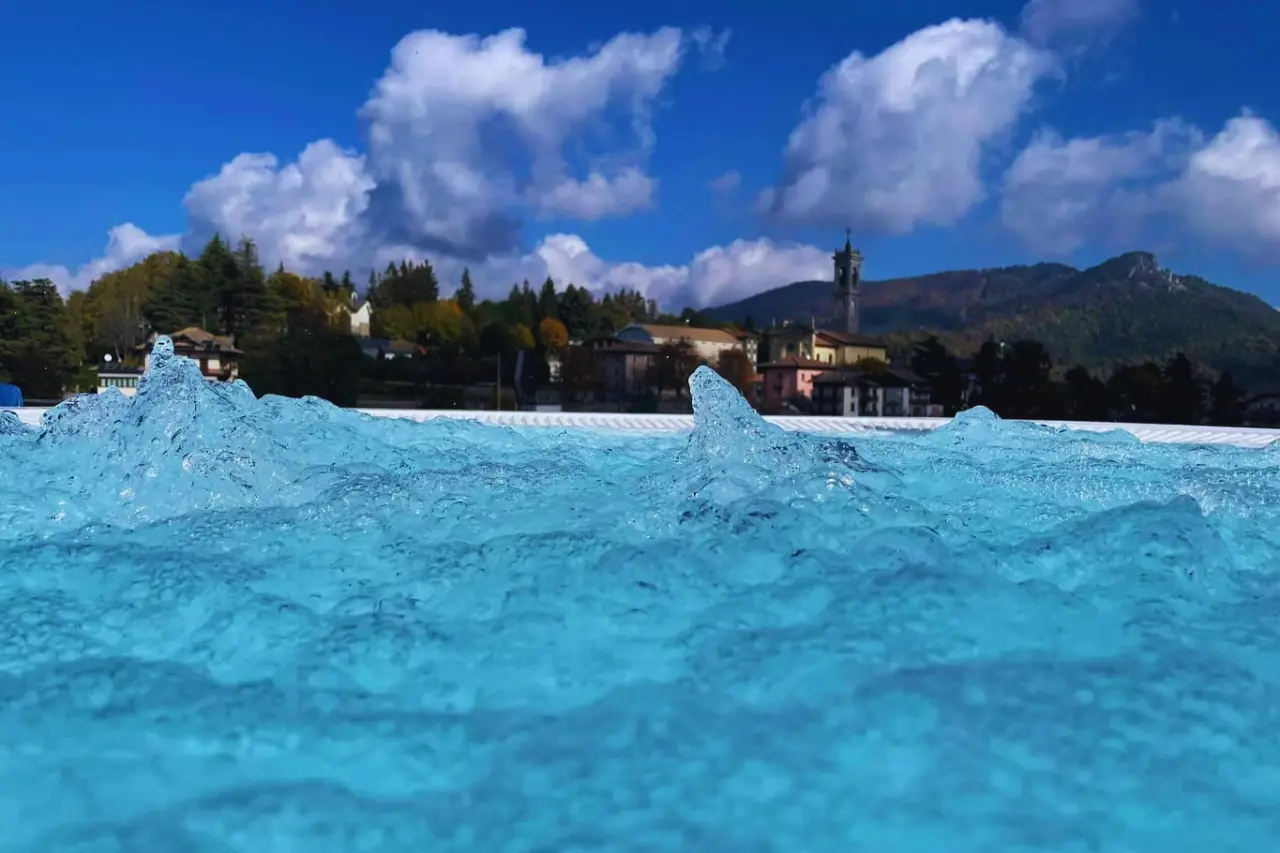 T'Ami Hotel Resort Spa in Selvino – Sprudelndes Wasser im Außenpool mit Dorfpanorama | Wellnesshotel Lombardei