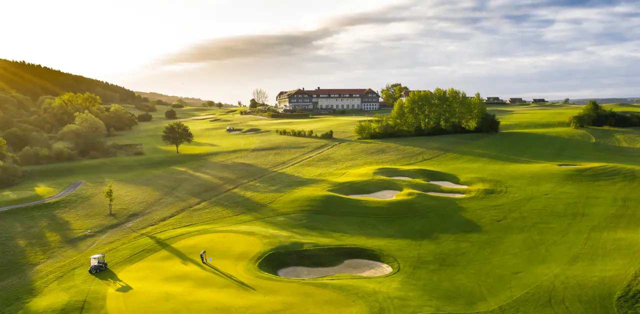 Spa & GolfResort Weimarer Land in Jena – Hotelgebäude am Golfplatz bei Sonnenuntergang | Wellnesshotel Thüringen
