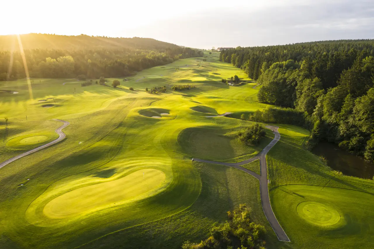 Spa & GolfResort Weimarer Land in Jena – Golfplatz bei Sonnenuntergang | Wellnesshotel Thüringen
