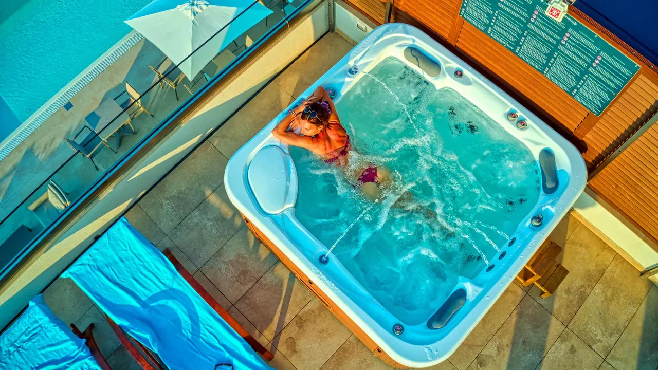 You & Me Beach Hotel in Rimini – Entspannender Outdoor-Whirlpool auf der Dachterrasse mit Pool | Wellnesshotel Emilia-Romagna