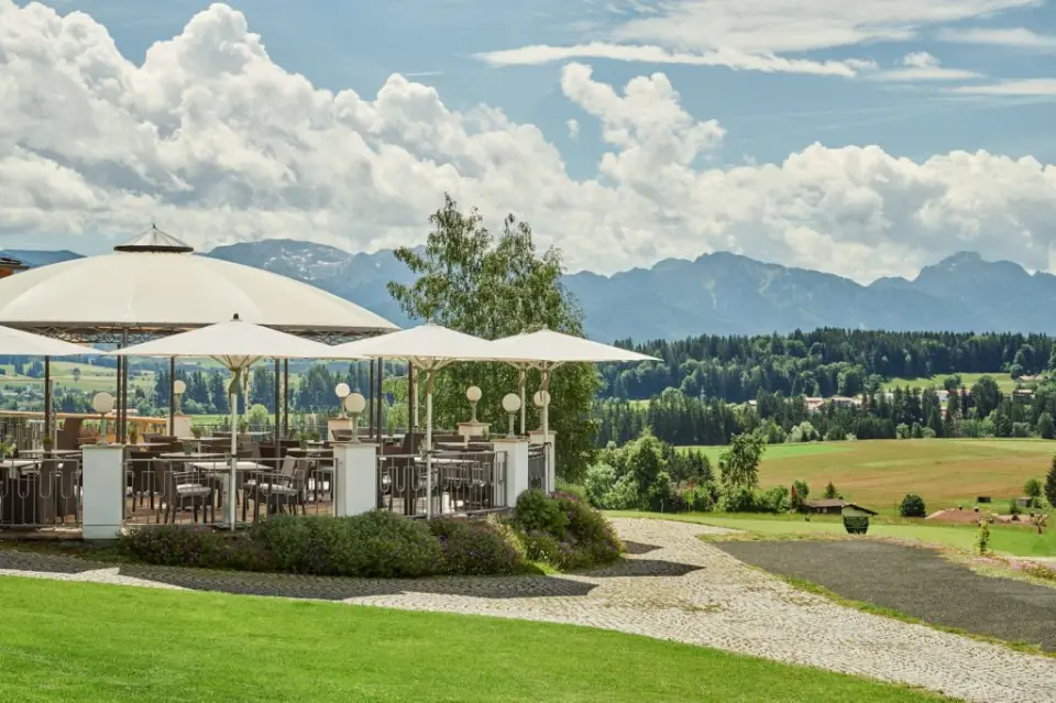 Hotel Auf der Gsteig in Lechbruck – Sonnenterrasse mit Bergblick | Wellnesshotel Allgäu