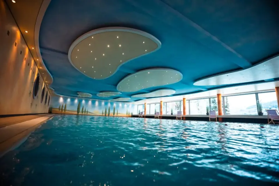 Kurhotel Hochsauerland 2010 in Willingen – Großzügiger Innenpool mit Sternenhimmel | Wellnesshotel Sauerland
