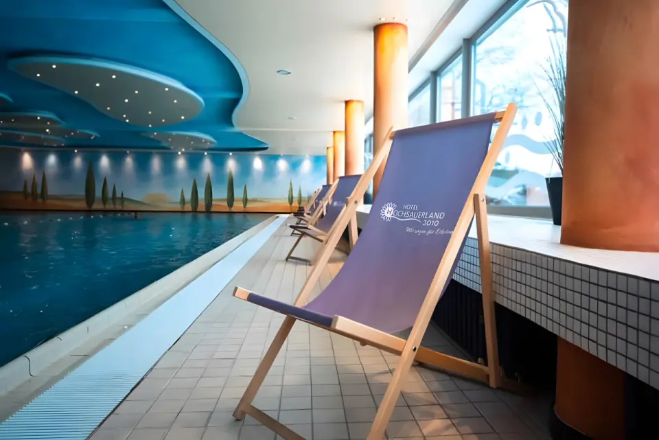 Kurhotel Hochsauerland 2010 in Willingen – Liegestühle am Innenpool für entspannte Stunden | Wellnesshotel Sauerland