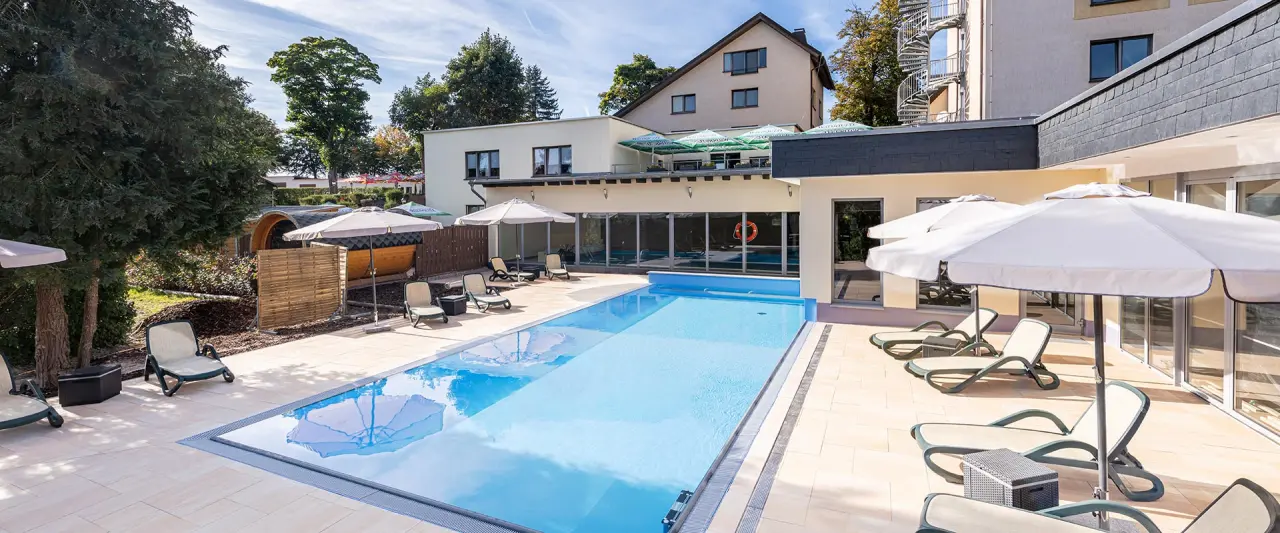 AKZENT Aktiv & Vital Hotel Thüringen in Schmalkalden – Hotelaußenansicht mit Pool und Fasssauna | Wellnesshotel Thüringen