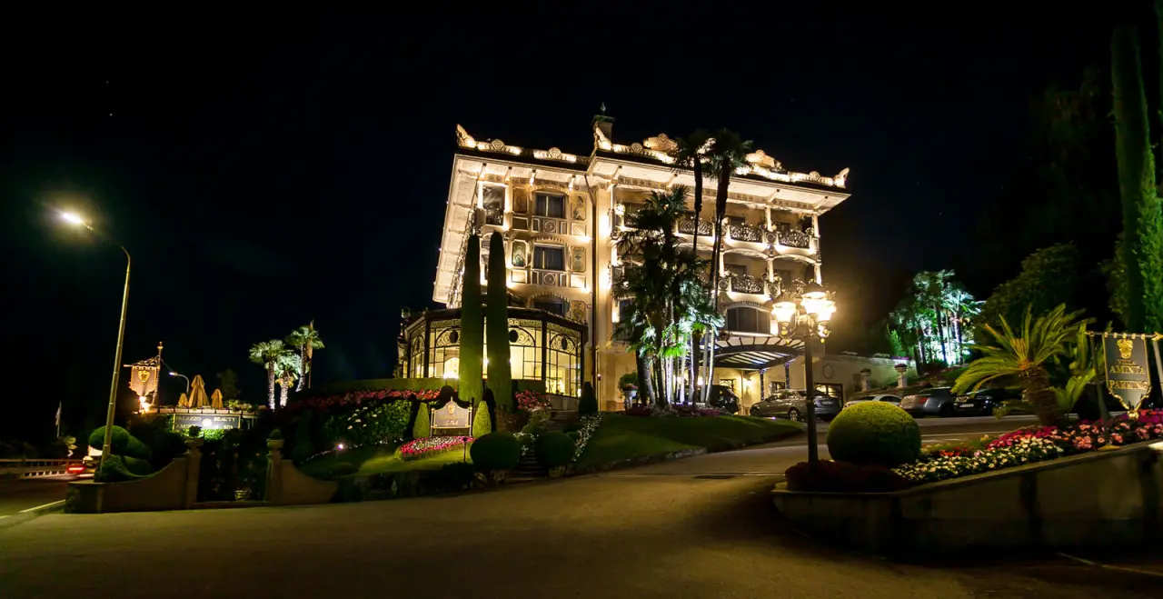 Hotel Villa e Palazzo Aminta in Stresa – Beleuchtete Fassade bei Nacht | Wellnesshotel Lago Maggiore