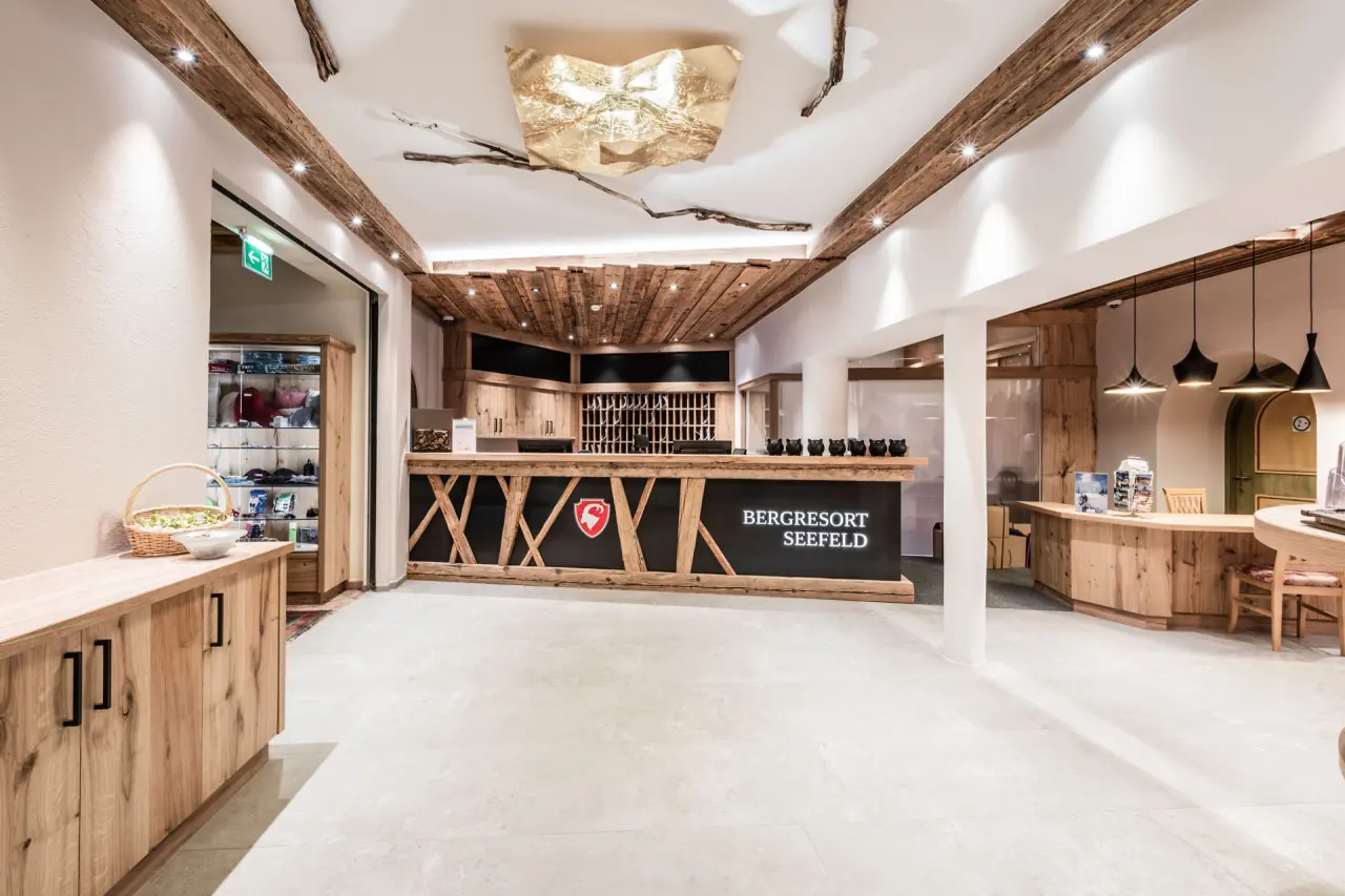 Bergresort Seefeld in Seefeld – Moderne Rezeption mit Holzdetails | Wellnesshotel Tirol