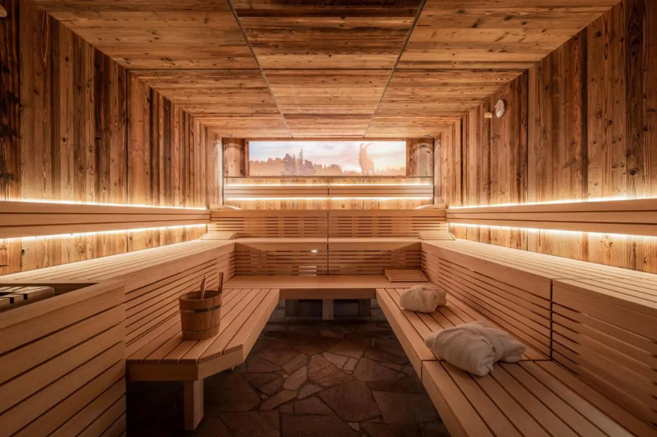 Bergresort Seefeld in Seefeld – Moderne Holzsauna mit stimmungsvoller Beleuchtung | Wellnesshotel Tyrol