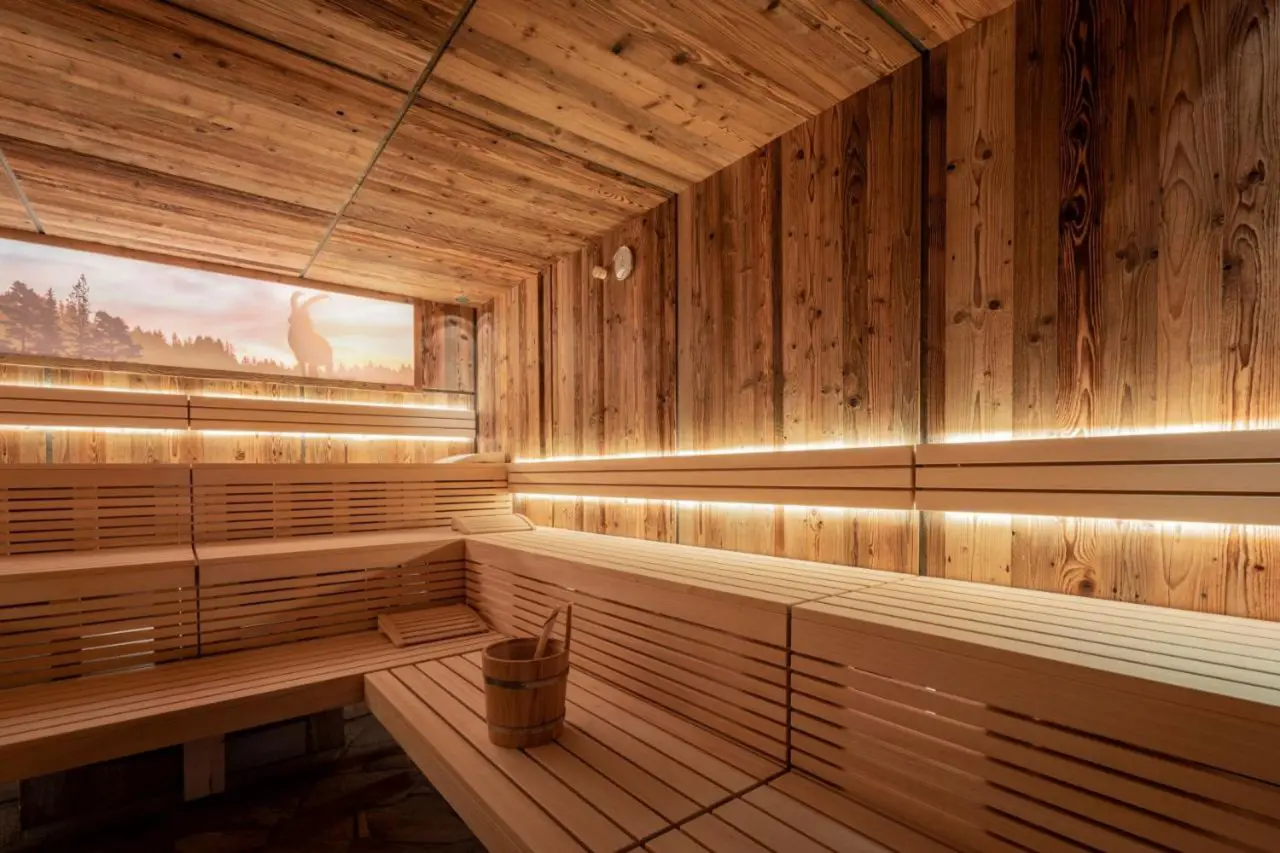 Bergresort Seefeld in Seefeld – Geräumige Holzsauna mit Panoramabild und Aufgusseimer | Wellnesshotel Tyrol