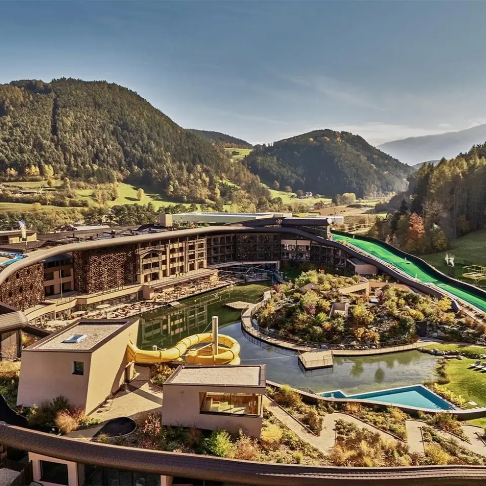 Falkensteiner Family Resort Lido in Ehrenburg – Luftaufnahme der Hotelanlage mit Bergpanorama | Familienhotel Pustertal