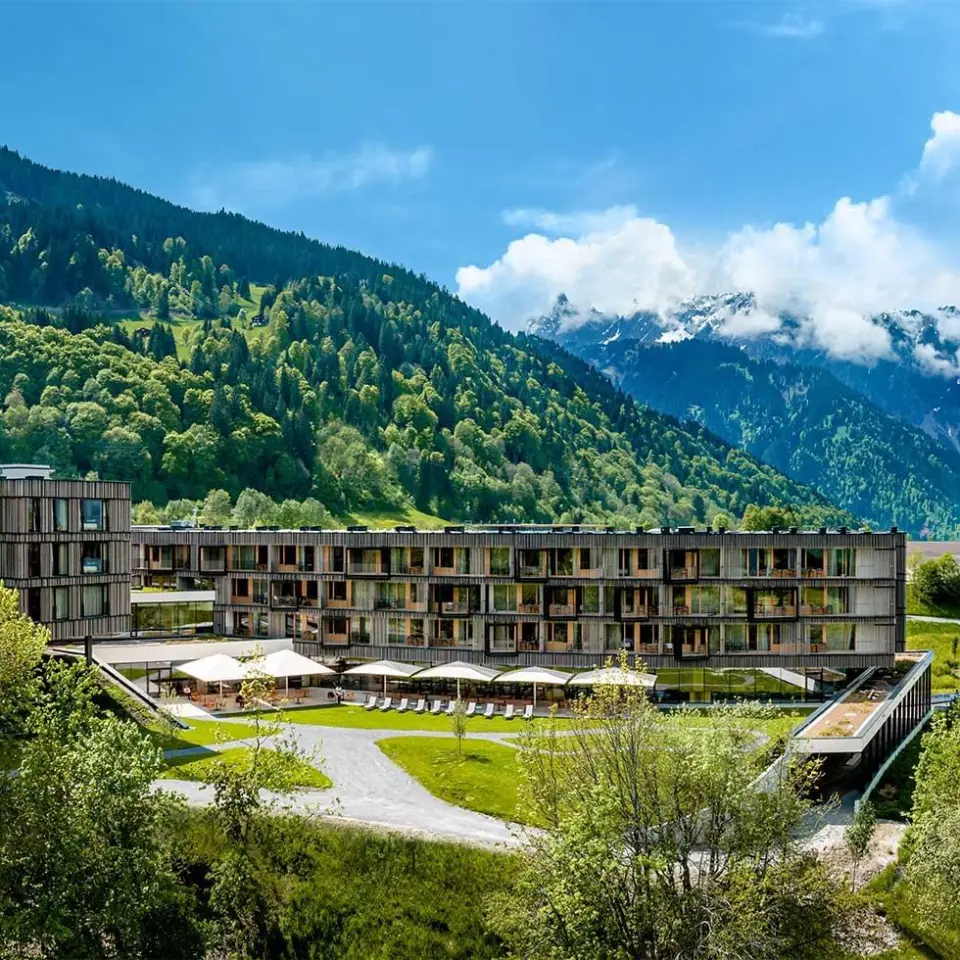 Falkensteiner Family Resort Lido in Ehrenburg – Hotelanlage vor Bergpanorama | Wellnesshotel Südtirol