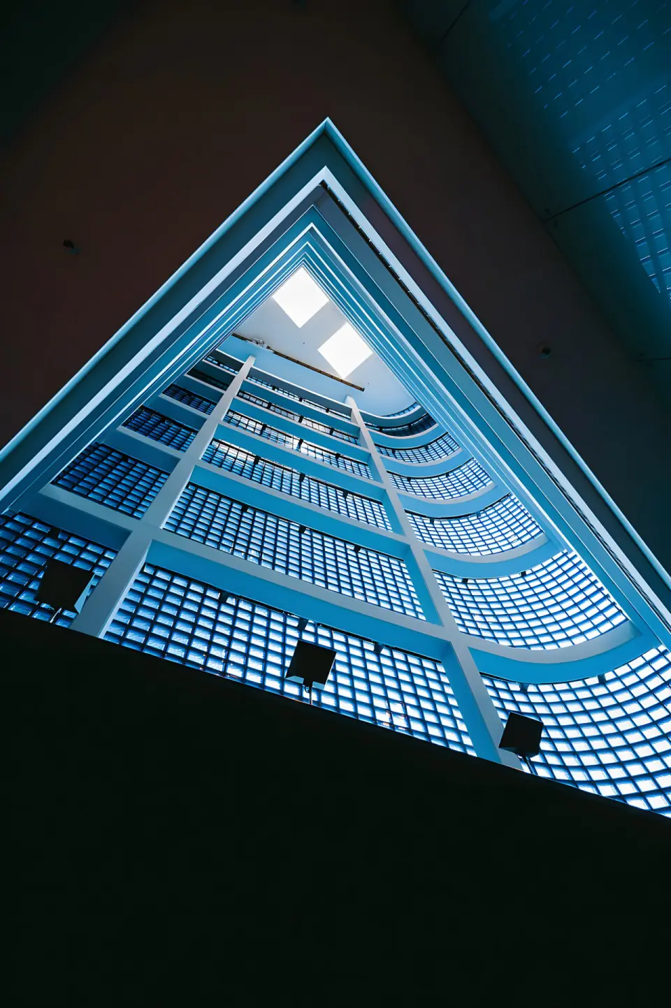 Lindner Hotel Oberstaufen Parkhotel in Oberstaufen – Modernes Atrium mit blauer Beleuchtung | Wellnesshotel Allgäu