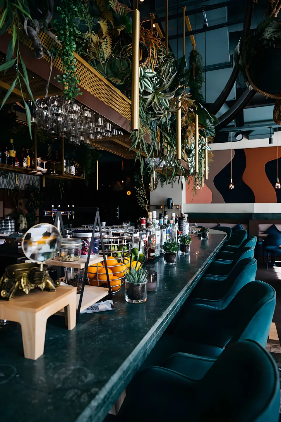 Lindner Hotel Oberstaufen Parkhotel in Oberstaufen – Stilvolle Hotelbar mit grünen Pflanzen und modernen Hockern | Wellnesshotel Allgäu