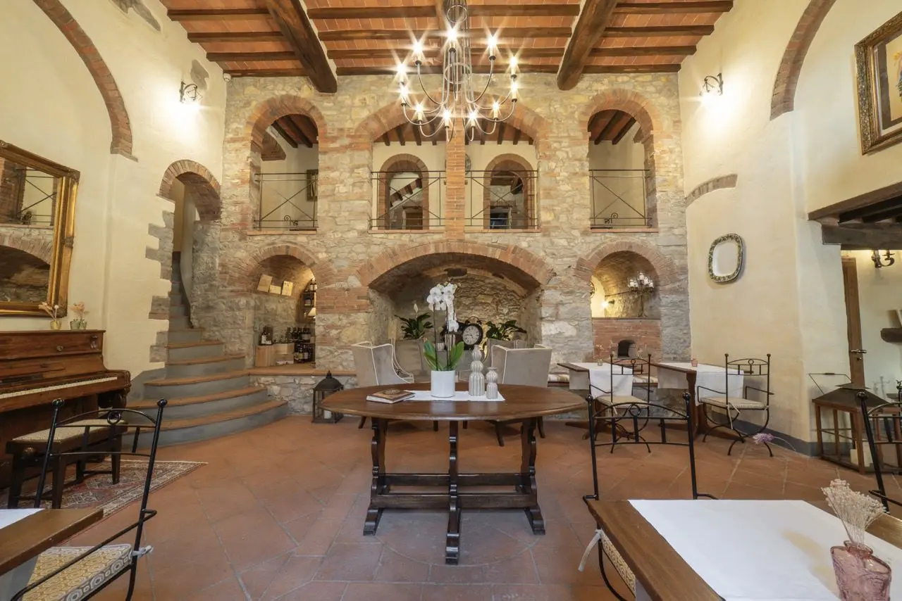 L'Ultimo Mulino Wellness Country Hotel in Radda in Chianti – Elegante Lobby mit Steinbögen | Wellnesshotel Chianti