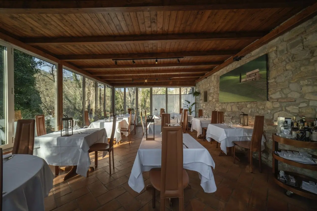 L'Ultimo Mulino Wellness Country Hotel in Radda in Chianti – Helles Restaurant mit Gartenblick | Wellnesshotel Chianti